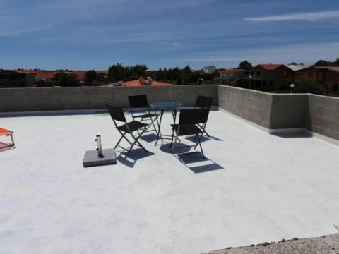 Hiša z dvema apartmajema – 400m od morja