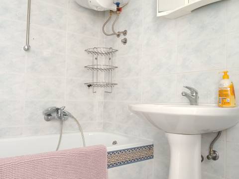 Pobri - prekrasan stan sa velikim balkonom i pogledom na more - dugoročni najam
