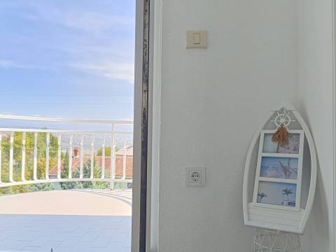 Pobri - prekrasan stan sa velikim balkonom i pogledom na more - dugoročni najam