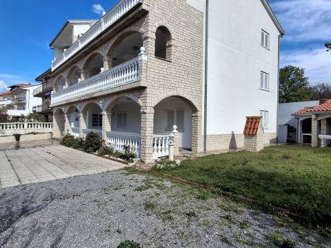 NOVI VINODOLSKI - KUĆA 450m2 - 200m od mora