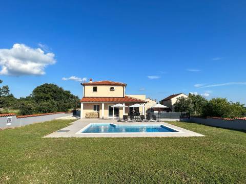 Istra - prekrasna 4**** villa s bazenom i velikom okućnicom