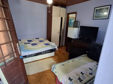 NOVI VINODOLSKI - Kuća blizu centra, dvorište, pogled na more!