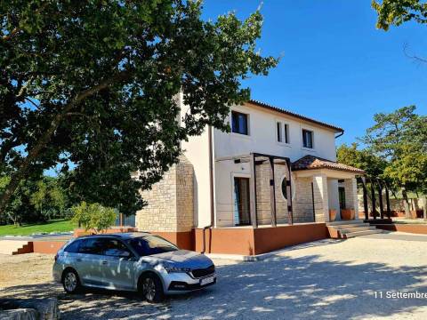 Istra - APSOLUTNA PRILIKA - posebna Villa  s bazenom  na parzeli od 1998 m2 