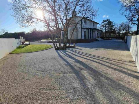 Istra - APSOLUTNA PRILIKA - posebna Villa  s bazenom  na parzeli od 1998 m2 