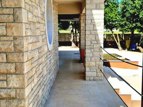 Istra - APSOLUTNA PRILIKA - posebna Villa  s bazenom  na parzeli od 1998 m2 