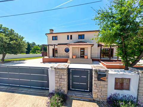 Istra - APSOLUTNA PRILIKA - posebna Villa  s bazenom  na parzeli od 1998 m2 