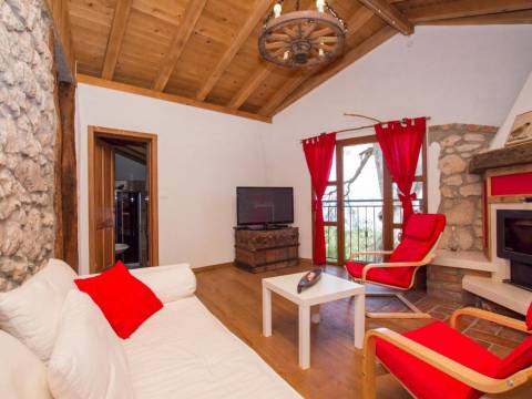 Brseč- slatka samostojeća kuća s bazenom, okružena prirodom