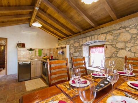 Brseč- slatka samostojeća kuća s bazenom, okružena prirodom