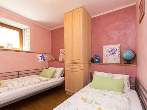Brseč- slatka samostojeća kuća s bazenom, okružena prirodom