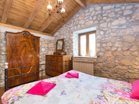 Brseč- slatka samostojeća kuća s bazenom, okružena prirodom