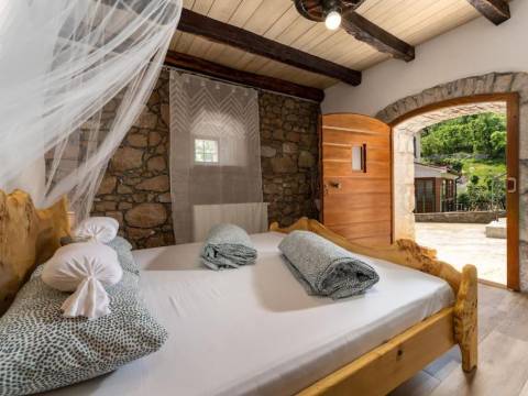 Brseč- primorska kamena kuća sa bazenom