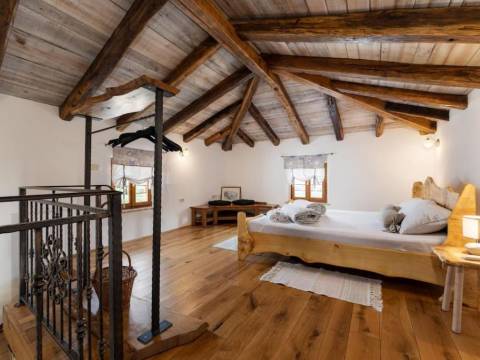 Brseč- primorska kamena kuća sa bazenom