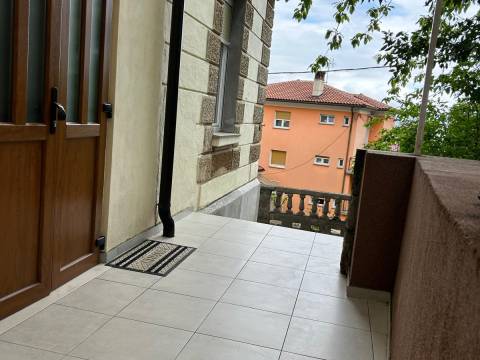Lovran centar - prekrasan 2 sobni stan sa terasom i garažom u vili