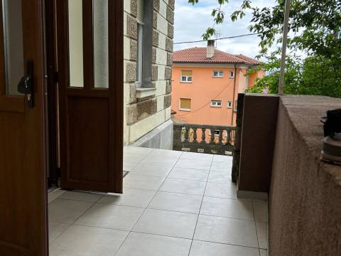 Lovran centar - prekrasan 2 sobni stan sa terasom i garažom u vili