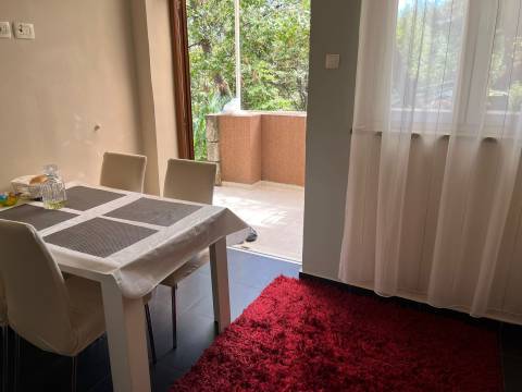 Lovran centar - prekrasan 2 sobni stan sa terasom i garažom u vili