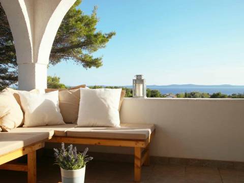 Vir, kuća okrenuta prema jugu s parcelom od 2016 m²