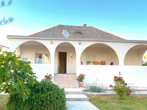 Vir, kuća okrenuta prema jugu s parcelom od 2016 m²