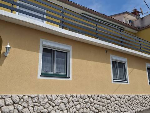 NOVI VINODOLSKI – OBNOVLJENA HIŠA, 2 STAMBENI ENOTI