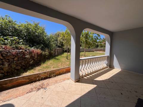 Vir, apartman u prizemlju E1 sa privatnim vrtom blizu mora.