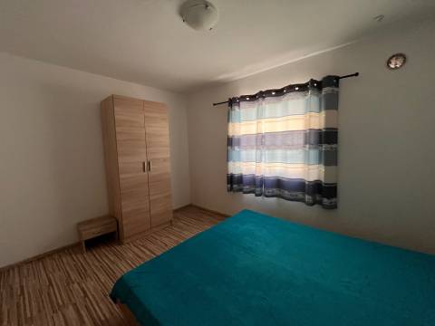 Vir, apartman u prizemlju E1 sa privatnim vrtom blizu mora.