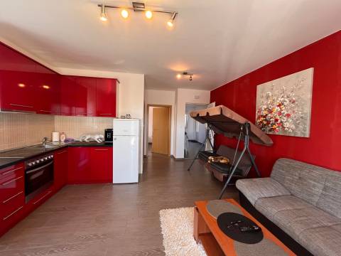 Vodice, kuća s 3 apartmana i velikom parcelom