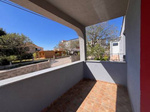 Vodice, kuća s 3 apartmana i velikom parcelom