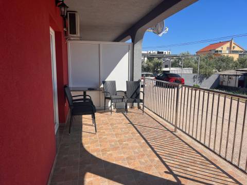 Vodice, kuća s 3 apartmana i velikom parcelom