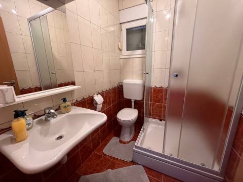 Vodice, kuća s 3 apartmana i velikom parcelom