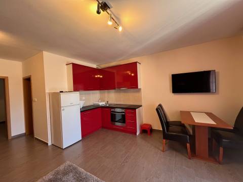 Vodice, kuća s 3 apartmana i velikom parcelom