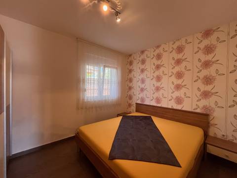 Vodice, kuća s 3 apartmana i velikom parcelom