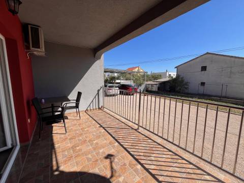 Vodice, kuća s 3 apartmana i velikom parcelom
