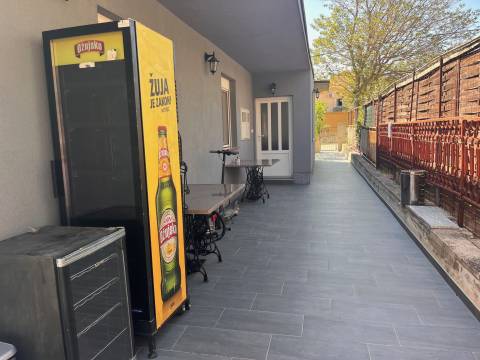 Vodice, kuća s 3 apartmana i velikom parcelom