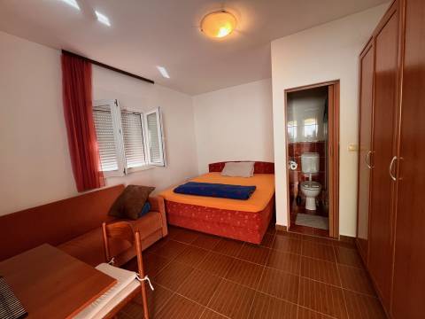 Vodice, kuća s 3 apartmana i velikom parcelom