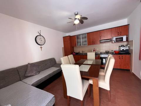 Vodice, kuća s 3 apartmana i velikom parcelom