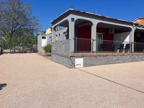 Vodice, kuća s 3 apartmana i velikom parcelom
