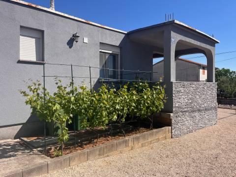Vodice, Haus mit 3 Apartments und großem Grundstück