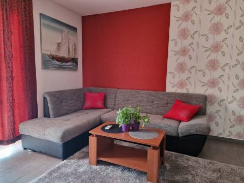 Vodice, kuća s 3 apartmana i velikom parcelom