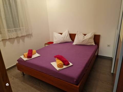 Vodice, kuća s 3 apartmana i velikom parcelom