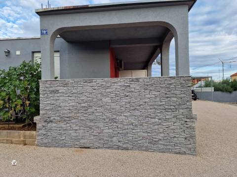 Vodice, kuća s 3 apartmana i velikom parcelom