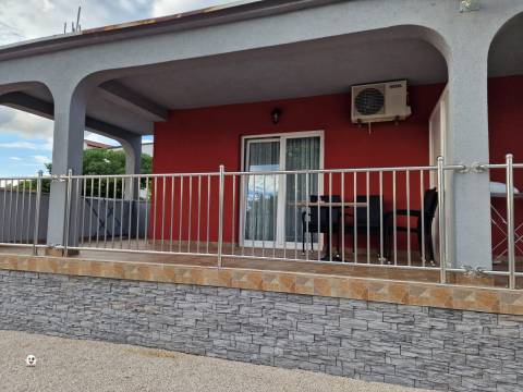 Vodice, kuća s 3 apartmana i velikom parcelom