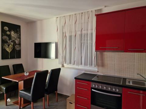 Vodice, kuća s 3 apartmana i velikom parcelom