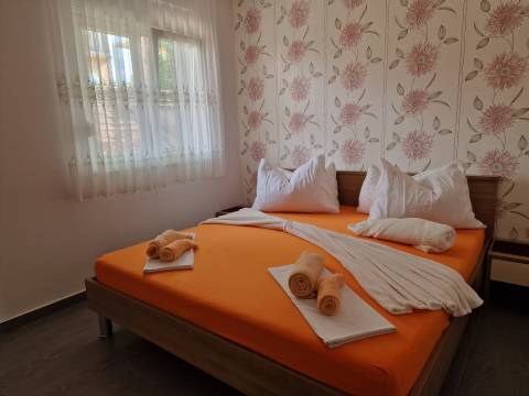 Vodice, kuća s 3 apartmana i velikom parcelom