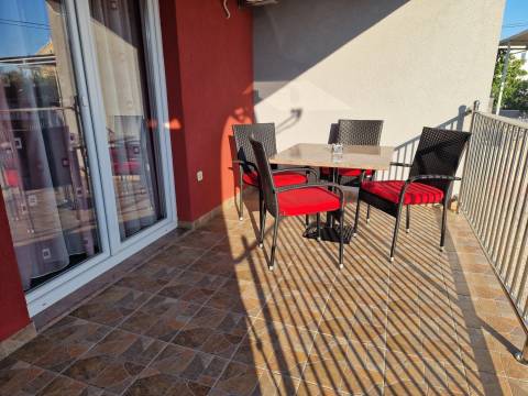 Vodice, kuća s 3 apartmana i velikom parcelom