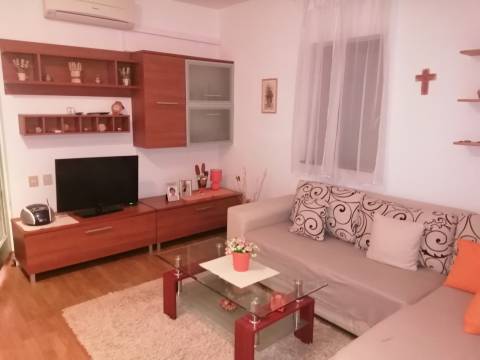 Novigrad, stan s vrtom na dobroj lokaciji!