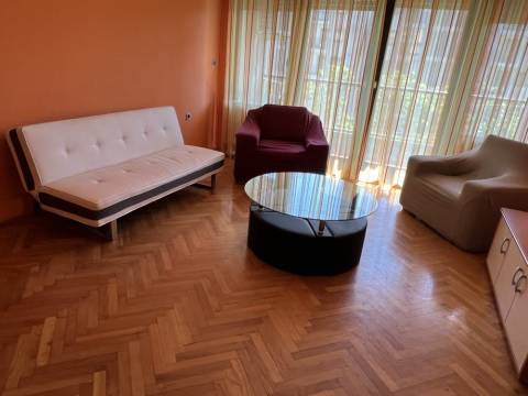 Dvosoban stan sa dnevnim boravkom, balkon, parking, blizina svih sadržaja