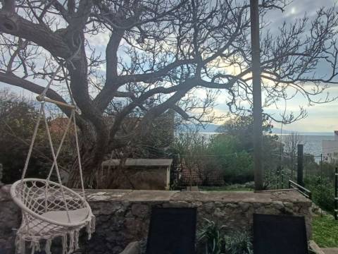 Samostojeća kuća za obnovu 150m od mora!