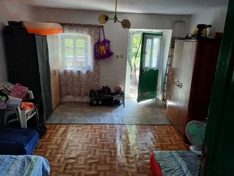 Samostojeća kuća za obnovu 150m od mora!