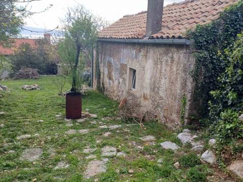 Samostojeća kuća za obnovu 150m od mora!