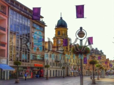 Rijeka -u strogom centru, poslovni prostor od 10m2 sa sanitarnim čvorom daje se u zakup