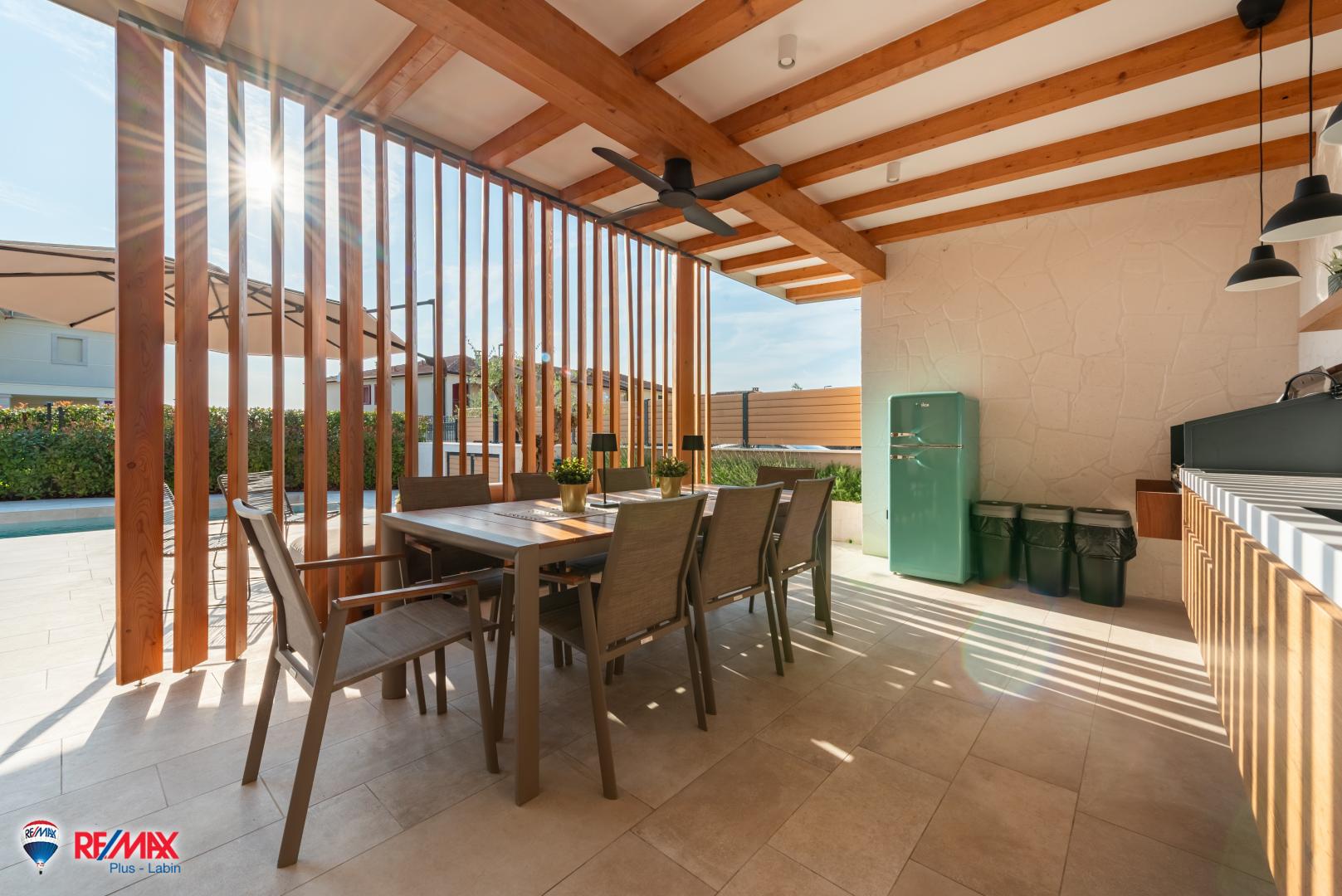 ISTRA, VABRIGA, STAN SA BAZENOM I POGLEDOM NA MORE